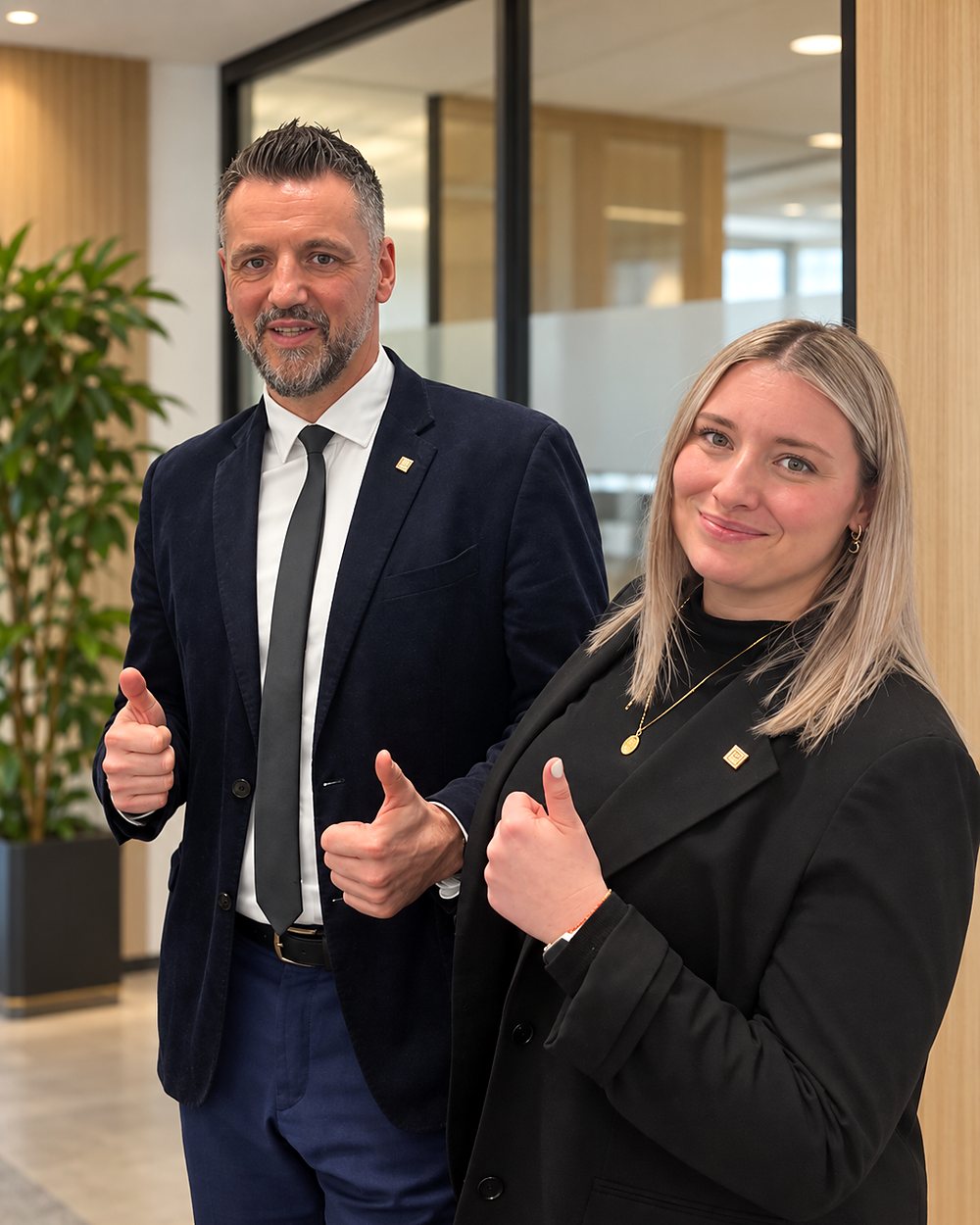 Ihr Berater und eine Kollegin von TELIS FINANZ zeigen den Daumen nach oben